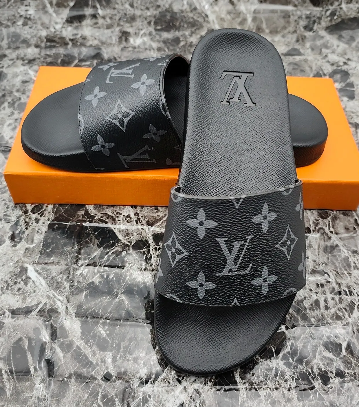👟👟Ex-factory price 260👟👟 (available all year round), same style for men and women, size 35--48. Couple style🎗Louis Vuitton "LV" slippers, a much-anticipated one, so beautiful that it will melt your hearts❤! It is simply a masterpiece of extraordinary craftsmanship. It is a must-have for everyone. It is made by open mold. It feels Q-bounce and super soft on the feet. It is super delicate on the feet. It is an exclusive model. There are many layouts, so there is always one you like🎉🎉